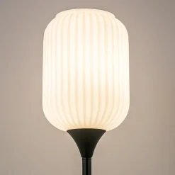 Hoge tafellamp zwart met wit glazen kap></noscript>Straluma