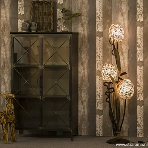 Houten vloerlamp met kelk van schelpen>Straluma Online