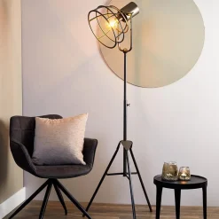 Industriële driepoot vloerlamp Givan></noscript>Straluma Online