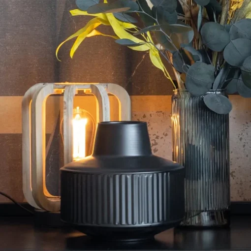 Industriële tafellamp houten kooi met mat zwart>Straluma