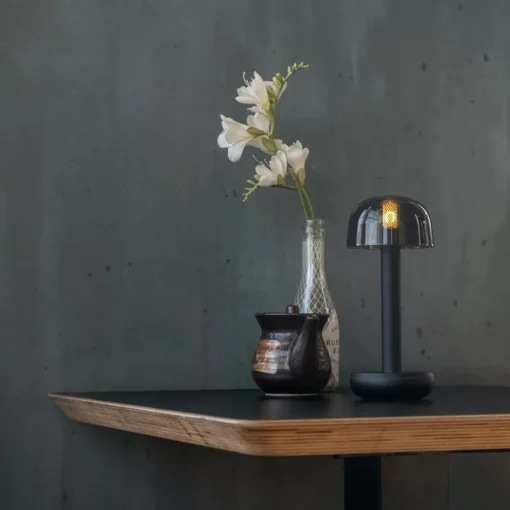 Kleine LED tafellamp oplaadbaar mat zwart met smoke glas>Straluma Online