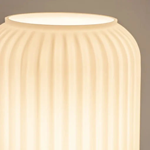 Mat witte tafellamp met zwarte voet>Straluma New