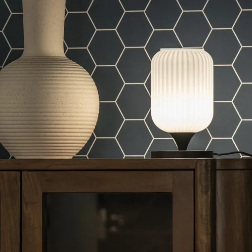 Mat witte tafellamp met zwarte voet>Straluma New