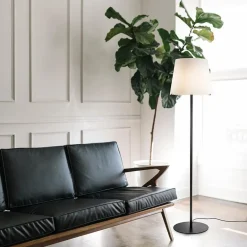 Mat zwarte vloerlamp met opaal glazen kap></noscript>Straluma Sale