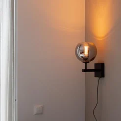 Mat zwarte wandlamp met smoke glazen bol 20 cm></noscript>Straluma