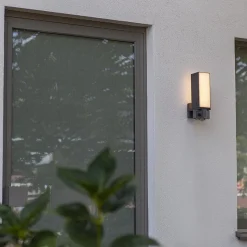 Rechthoekige LED buitenlamp met camera en bewegingssensor></noscript>Straluma
