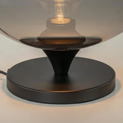 Stijlvolle tafellamp zwart met smoke/titanium glazen bol></noscript>Straluma Hot