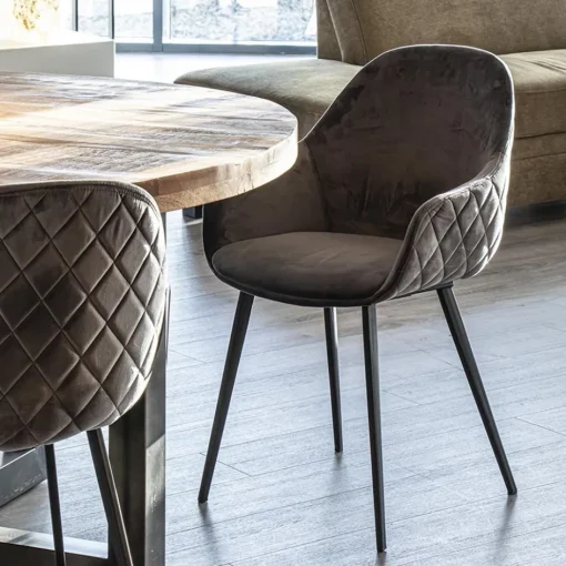 Trendy armstoel velvet grey met zwart metalen poot>Straluma Outlet